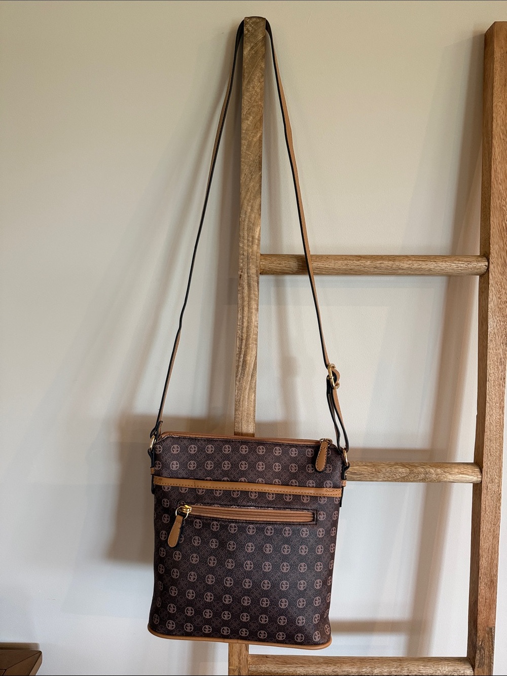 Giani Bernini Brown, White and Green Festive Winter Scene Crossbody Bag - Picture 4 of 8